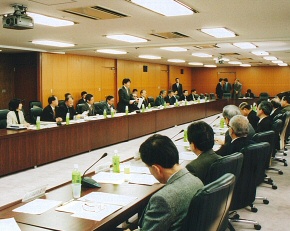 「企業会計審議会総会」において挨拶する竹中大臣