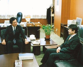 竹中前大臣と引継を行う伊藤大臣