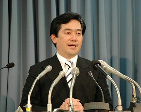 主要行の平成16年度決算発表を受け、会見を行う伊藤大臣(5月25日)