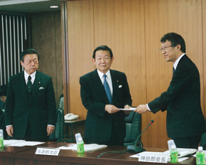 神田金融審議会第一部会部会長より部会報告「投資サービス法(仮称)に向けて」を受け取る与謝野大臣(12月22日)