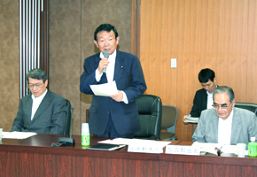 企業会計審議会企画調整部会において挨拶する与謝野大臣(7月31日)