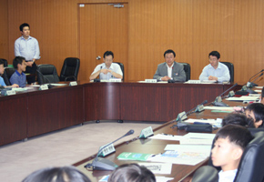 子ども見学デーで参加者の子ども達とお話する櫻田副大臣(8月23日)