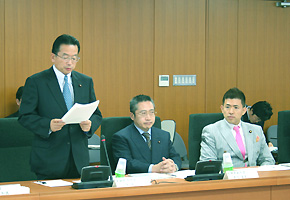 中小企業金融の円滑化に関する意見交換会にて挨拶する山本大臣(12月11日)