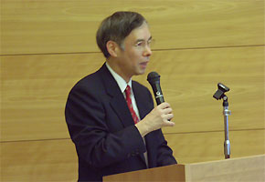 総合司会を務める 吉野 直行 センター長(慶應義塾大学教授)