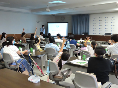 写真:金融経済教育講演「お金の教室」の様子